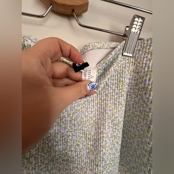 H&M floral mini skirt with slit & lace trim 🦋🔷🪻 - Picture 2 of 3